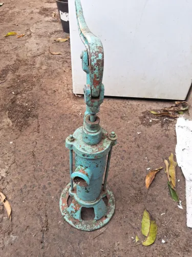 Bomba manual de poço. Funciona perfeitamente pouco tempo de uso .