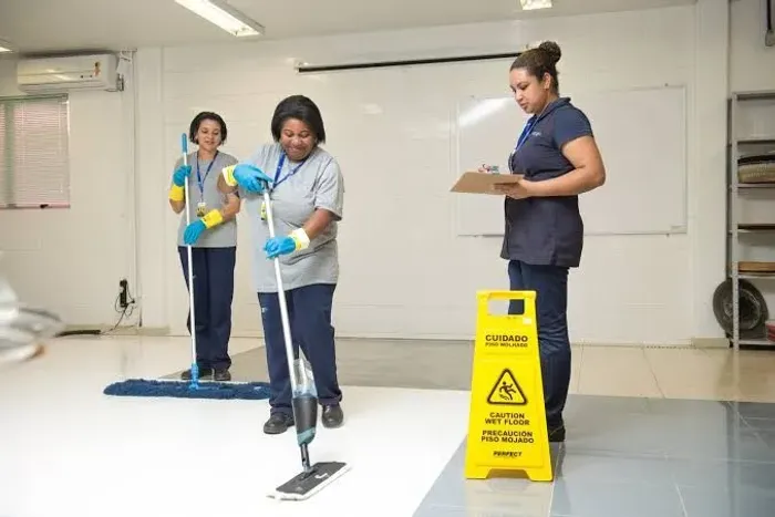 Vaga para encarregada de zeladoria de alojamentos 