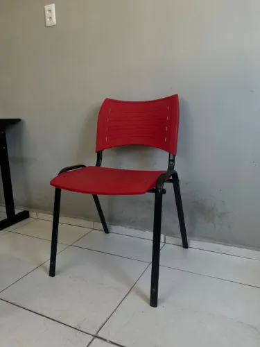Cadeira fixa vermelha para escritório