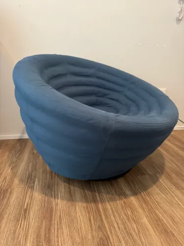 Poltrona giratória azul