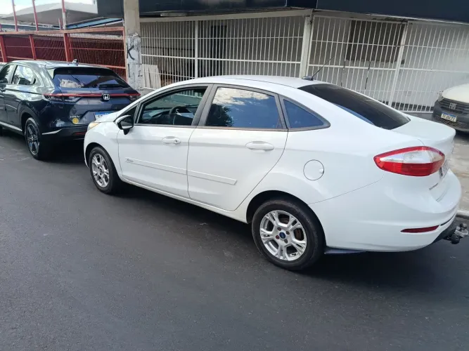 Ford Fiesta Sedan 1.6 16V Flex Aut. 2015