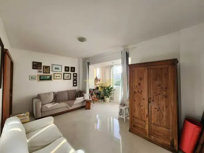 Amplo apartamento 3 quartos, nascente, com varanda na Pituba