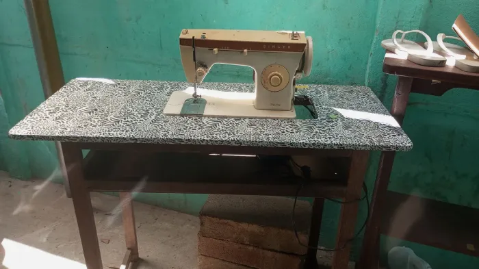 Máquina Singer com mesa