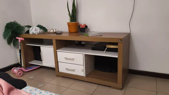 Rack sala ou quarto de madeira boa