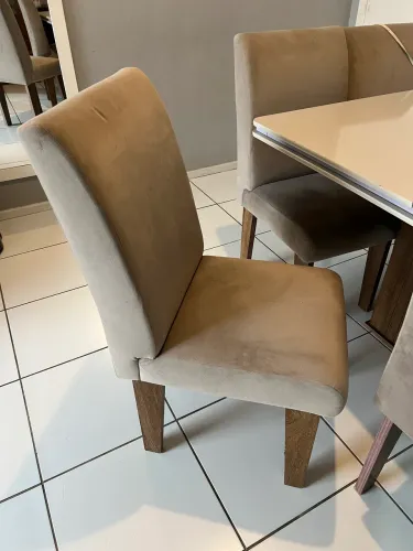 Mesa para 8 pessoas com cadeiras