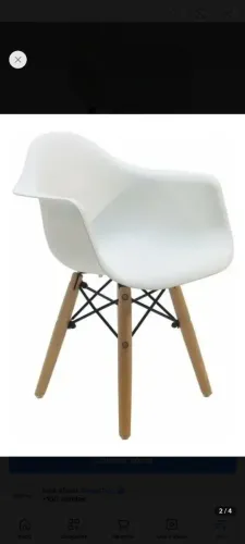 Cadeira de plástico com pés de madeira