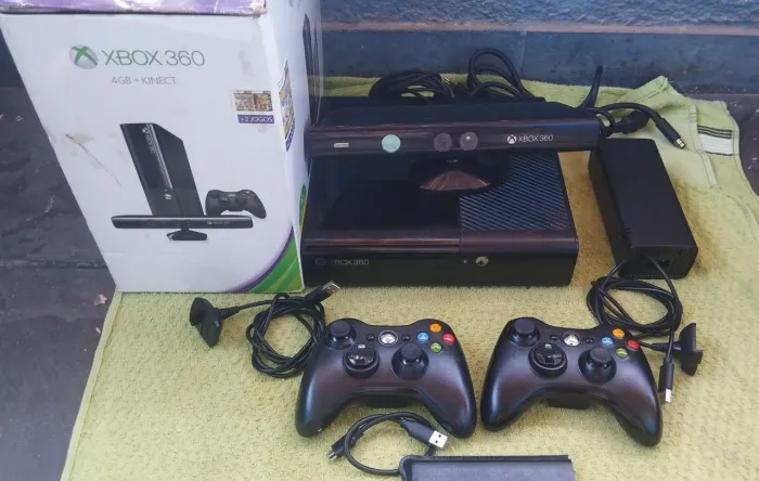 Vendo Xbox 360 desbloqueado sime novo na caixa, 2 controles,cabos é HD externo.
