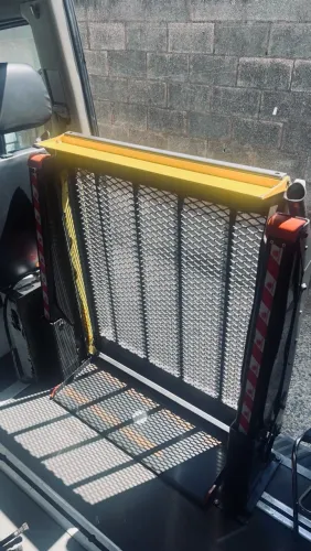 Elevador elétrico utilizado em vans para cadeirantes