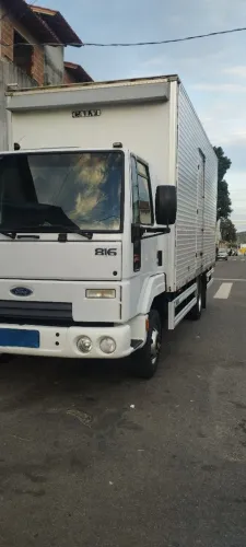 Ford cargo 816 no baú caminhão muito conservado 