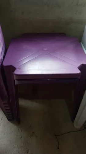 1 jogo de mesa de plástico completo na cor Liláz (mesa com 4 cadeira)