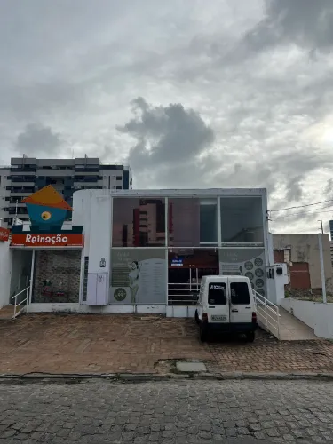 Prédio comercial ao lado da Álvaro Calheiros 