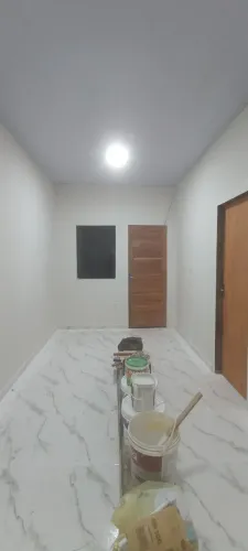 Apartamento bem localizado, próximo ao shopping, loteamento Bonsucesso com uma suíte.