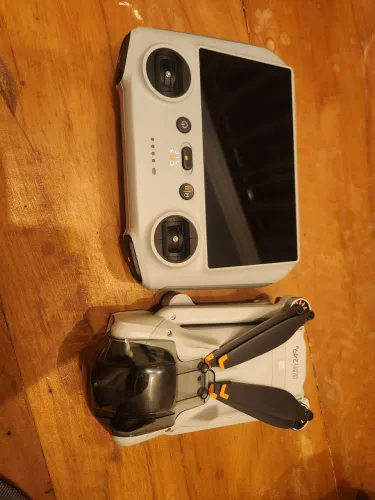 Drone DJI Mini 3 controle com tela novo