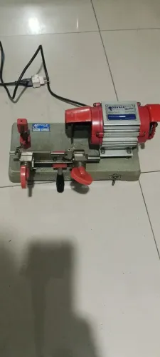 Máquina copiadora de chaves Semi nova uma ótima para você que quer trabalhar ,por conta ok