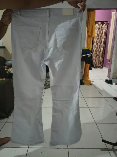 Calça branca flare