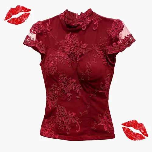 Blusa vermelha semi nova com rendados por 20$