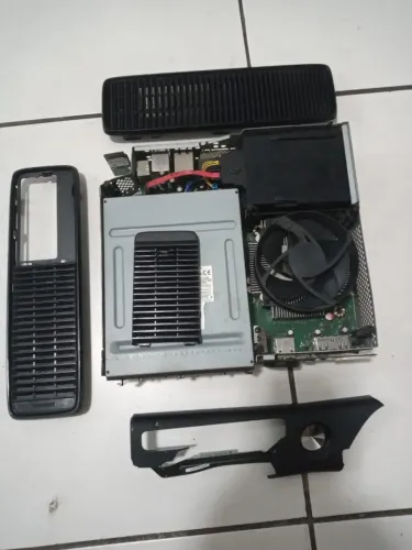Xbox 360 para peças, funcionando com luz vermelha