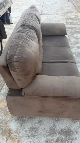 Sofá de três lugar confortável
