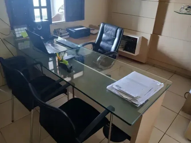 Birô em L com tampo de vidro "pra vender hoje"