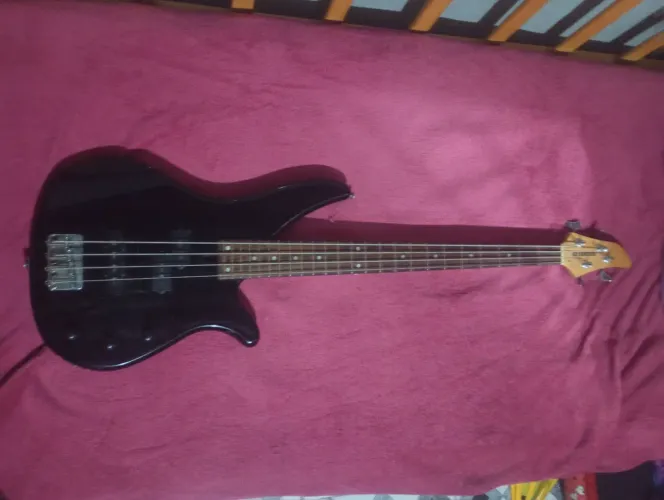 Contra baixo YAMAHA 4 CORDAS