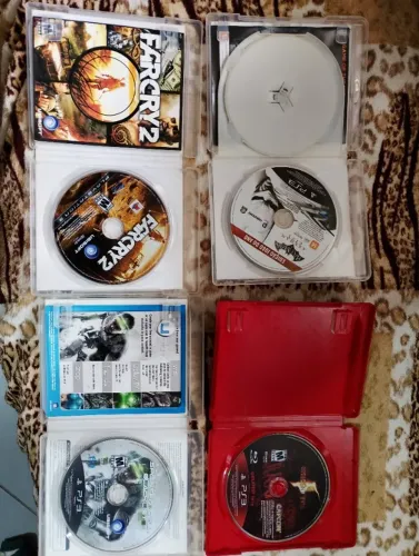 PS3 Slim 250GB + 4 Jogos (Resident Evil 5, Batman Arkham, Splinter Cell, Far Cry 2)