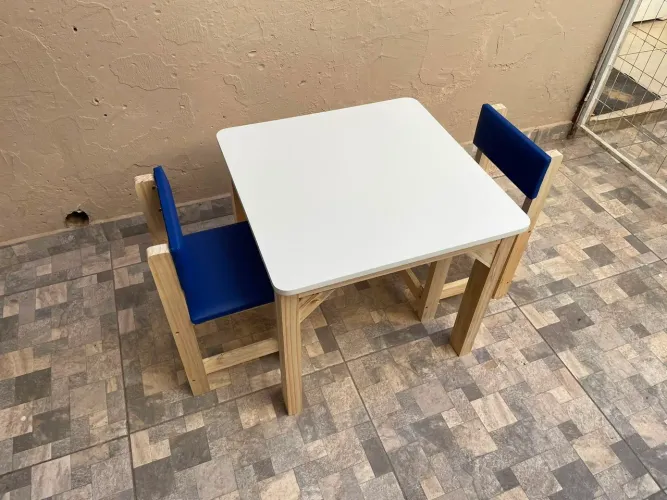 Mesa infantil mdf, cadeiras em corino