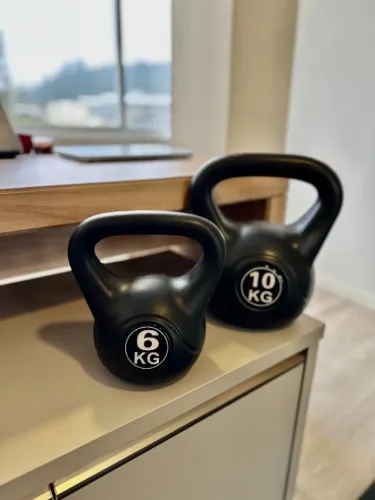 Kit com 2 Kettlebells, 10 kg e 6 kg