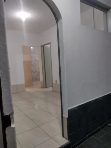 Aluga-se Casa por R$1.050,00 de 1 quarto, área de serviço e varanda, bairro Paulo VI
