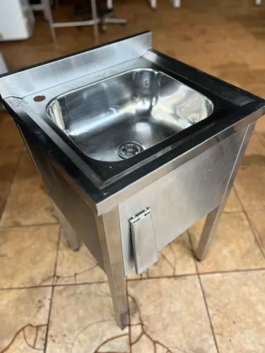 Pia com bancada e acionador lateral toda em inox 0,91x0,56x0,51 bem conservada