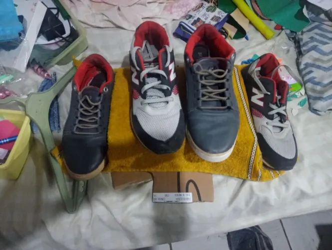 Dois sapatos tênis 42