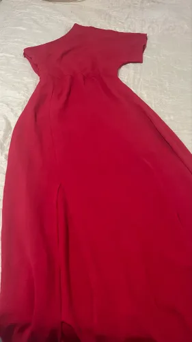Vestido longo vermelho com fenda lateral*