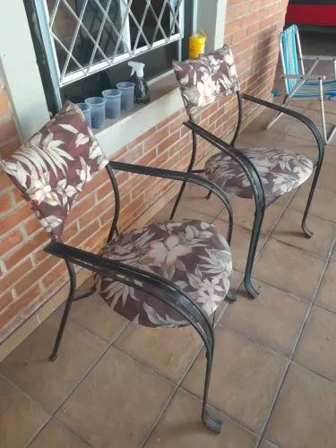 Cadeiras com pés de Ferro e mesa de centro.