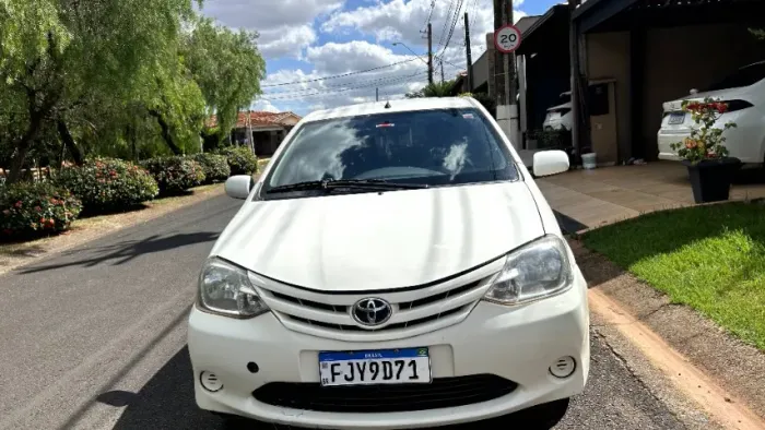 Toyota Etios X 1.3 Flex 16V 5P Mec. 2013