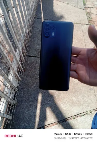 Edge 20 linte 128 GB 6 dê RAM Tela tricada mais não intefere em nada