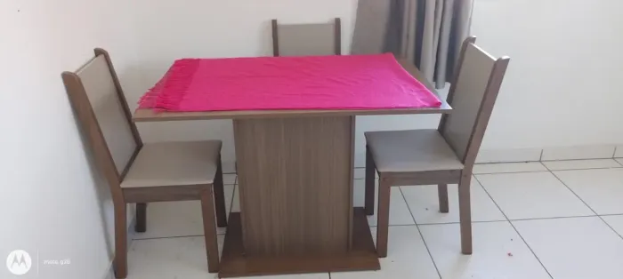 Vendo mesa com 4 cadeiras semi nova! Com 6 meses de uso