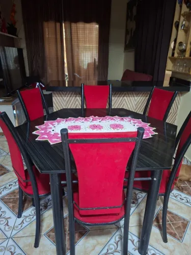Conjunto de mesa de jantar sextavada com seis cadeiras de estrutura metálica esc