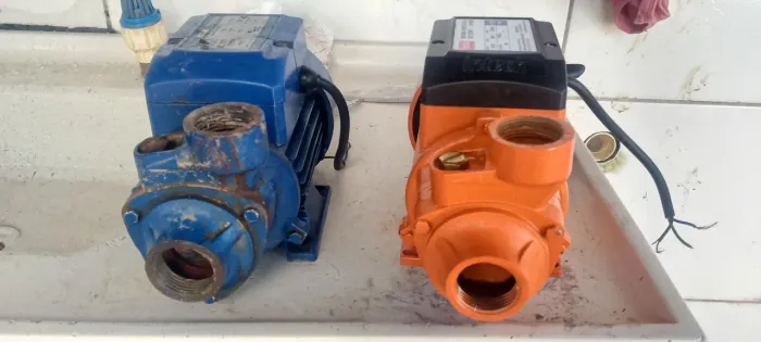 Vendo duas bombas de agua