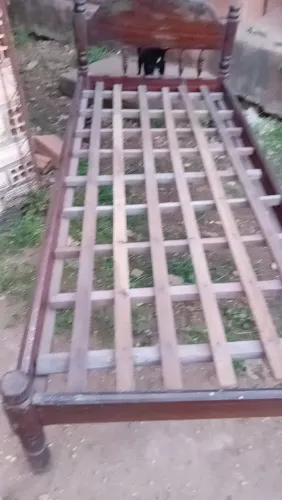 Cama de solteiro de madeira muito boa