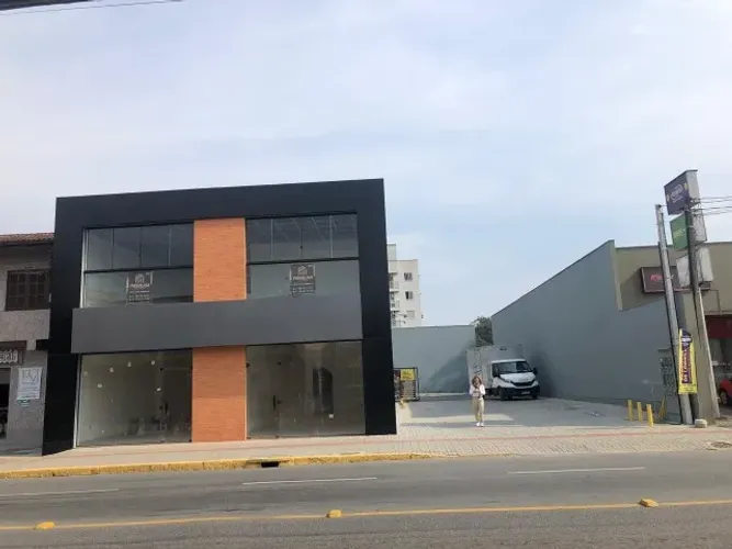 SALA COMERCIAL TERREA NA RUA ANITA GARIBALDI EM JOINVILLE