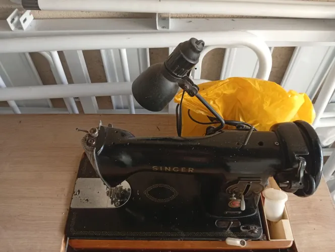 Máquina de costura Singer antiga 