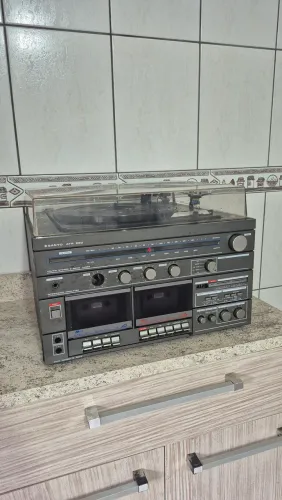 toca-discos de vinil na parte superior, um rádio AM/FM e um toca-fitas duplo