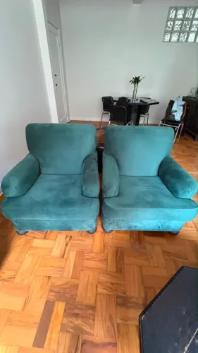 Par de poltrona com braço em veludo