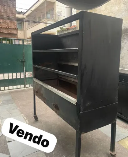 Churrasqueira muito grande de churrasco e frango no brasa 