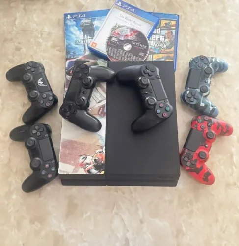 PS4 FAT 500GB (Rodando mídia Digital) + 4 Jogos + Lote 6 Controles p/ Peças