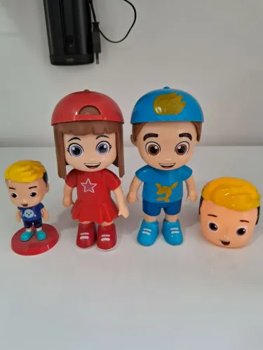 Kit Lucas neto com um projetor de imagem 