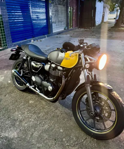 Triumph Street Cup 900 Amarela