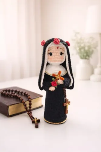 Santa Rita em Amigurumi/Artesanal/Pronta para Envio
