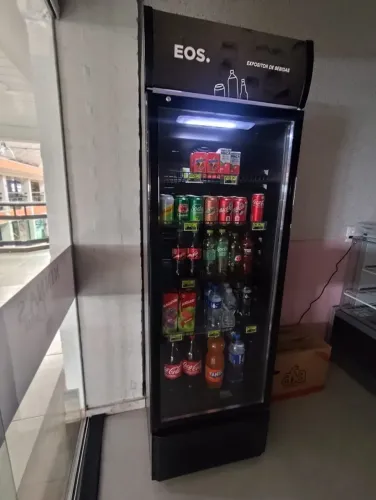 Expositor Vertical EOS. 485 Litros Inverter Porta de Vidro Preto