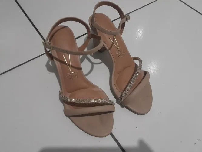 Vende_se sandalia zizzano