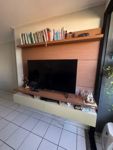 Painel de TV com Rack Suspenso e Prateleira - Madeira